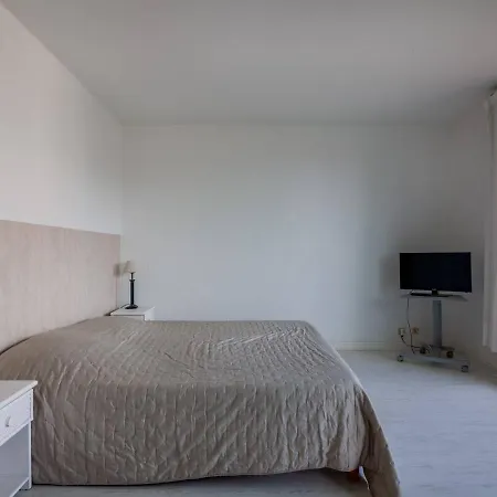 Apartment Confortable Avec Parking A Saint-jean-de-luz, Proche - Fr-1-4-650